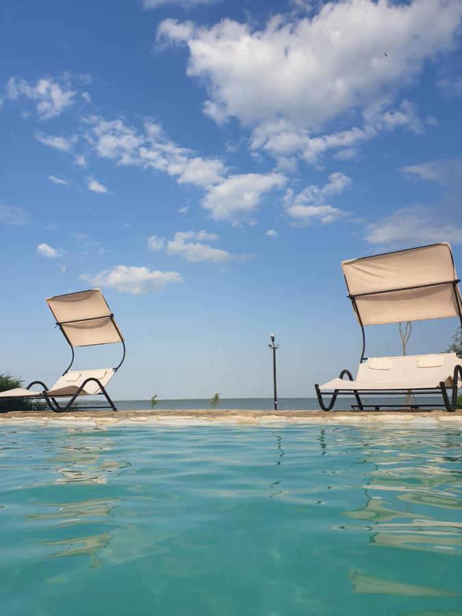 Poarta Apelor Hotel Sarichioi ภายนอก รูปภาพ