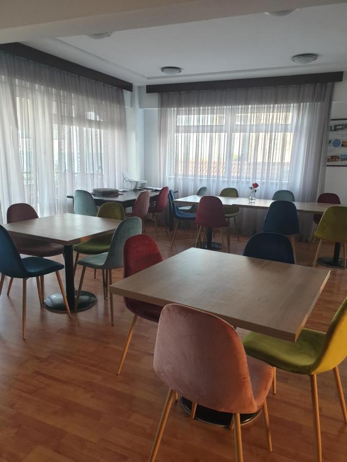 Poarta Apelor Hotel Sarichioi ภายนอก รูปภาพ