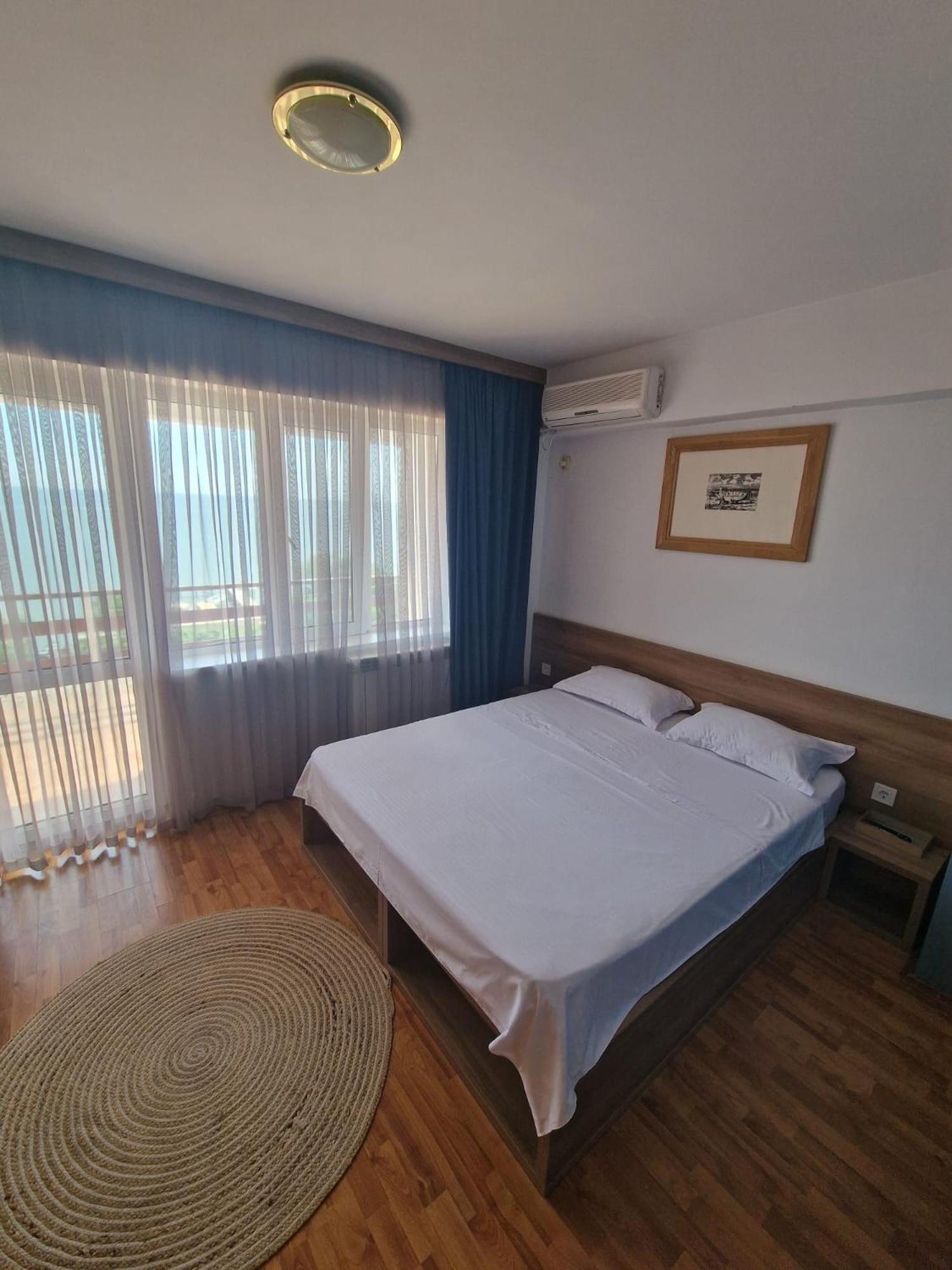 Poarta Apelor Hotel Sarichioi ภายนอก รูปภาพ